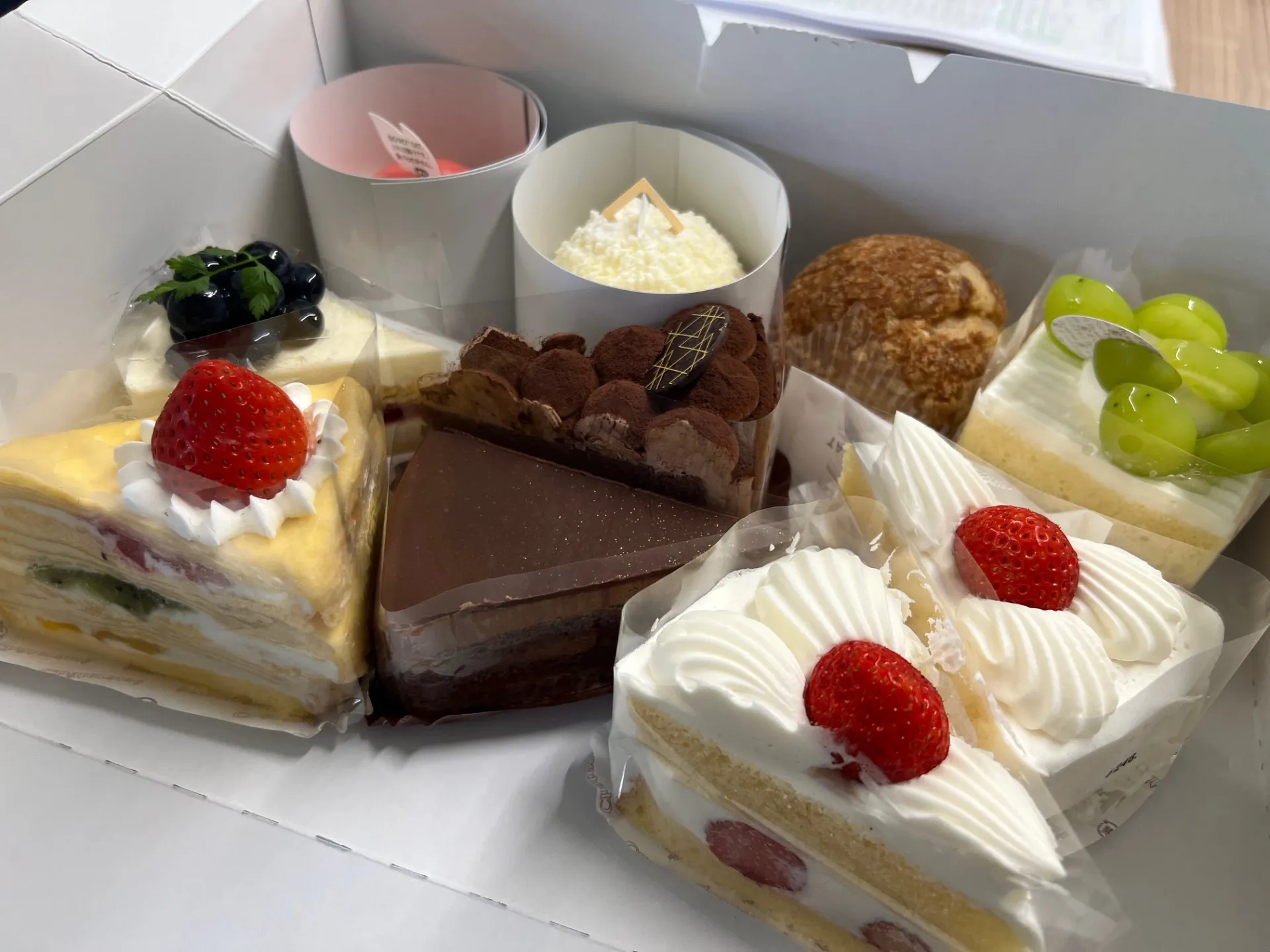今月の誕生日を祝うオフィスの一コマ